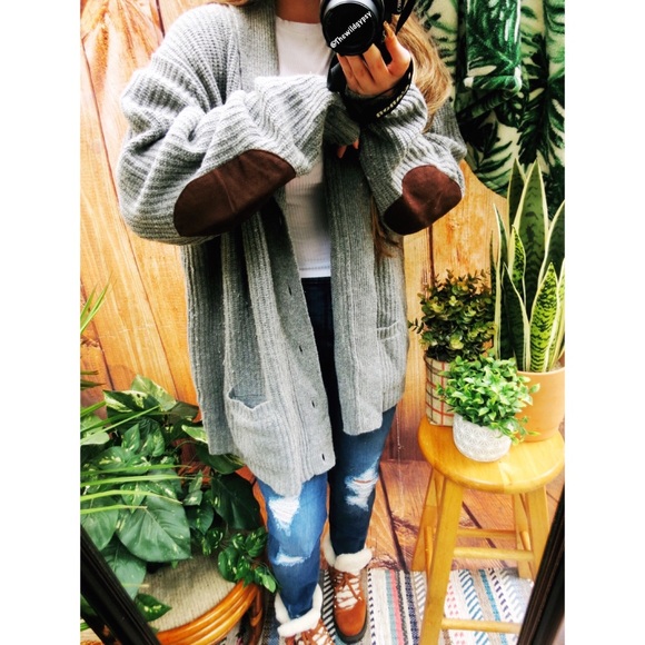 Vintage Sweaters - Vintage chunky elbow patch cardigan ☕️